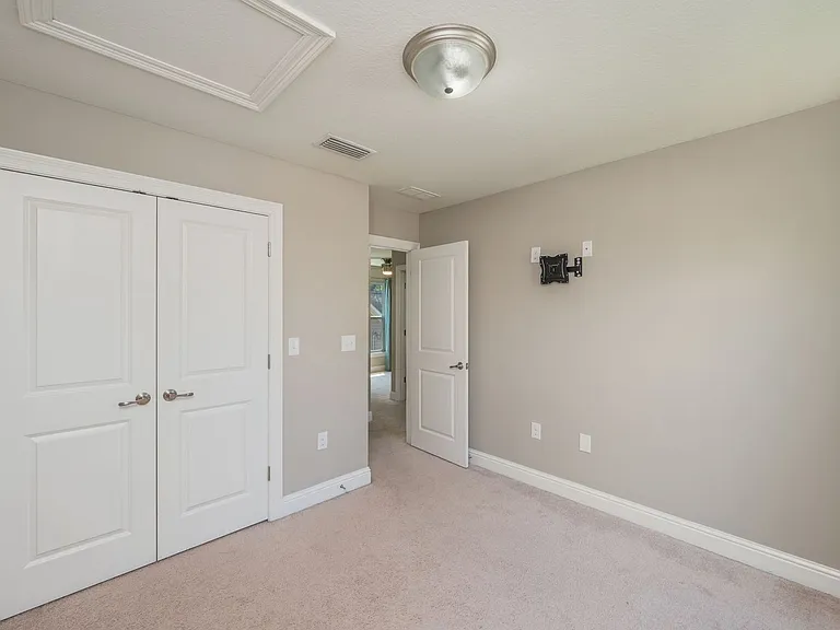401 King St — Photo 34