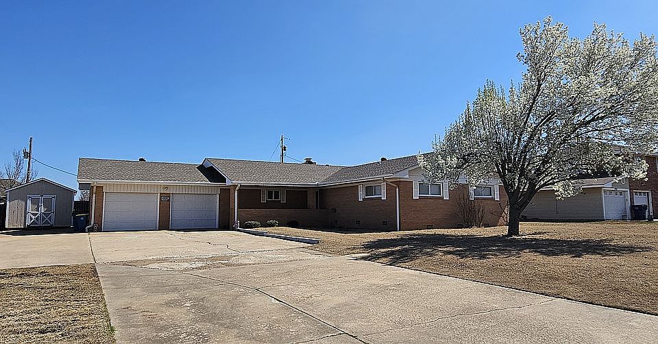 Large driveway-ample parking