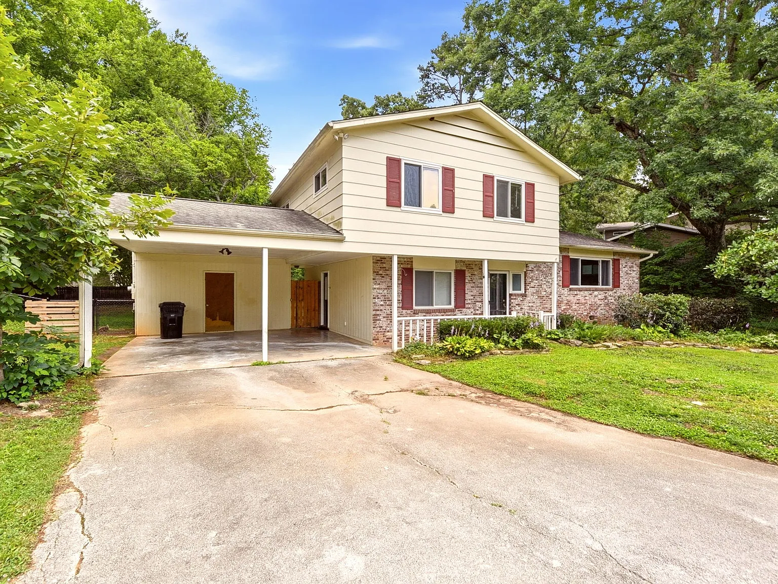 3 bed, 2.5 bath, 1700 sqft, $2,400 — Photo 2