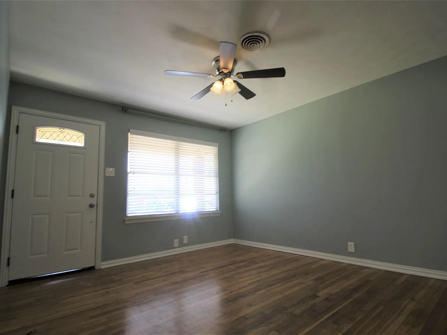 3 bed, 842 sqft, $1,450 — Photo 4