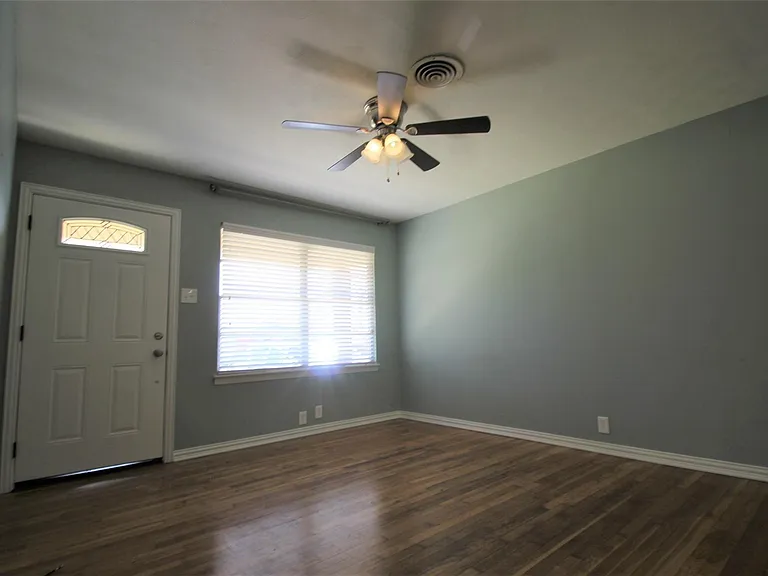 1921 Deborah Dr — Photo 4