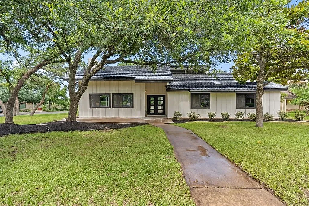 4 bed, 2.5 bath, 2262 sqft, $5,200 — Photo 1