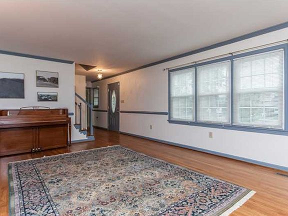 3rd image of 130 Dawson Cres
