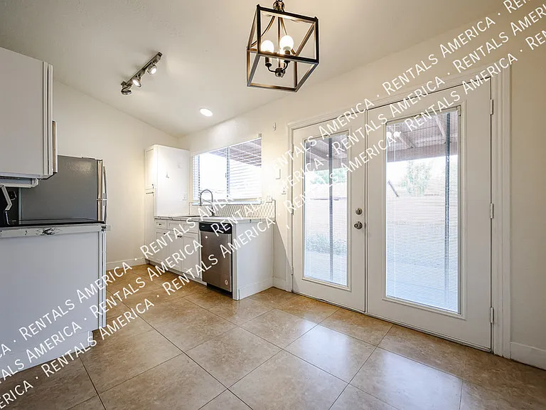 2842 E Irwin Ave — Photo 8