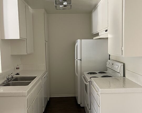 3rd image of 1820 S Bentley Ave APT 209