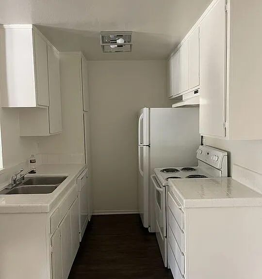 1820 S Bentley Ave #105 — Photo 2