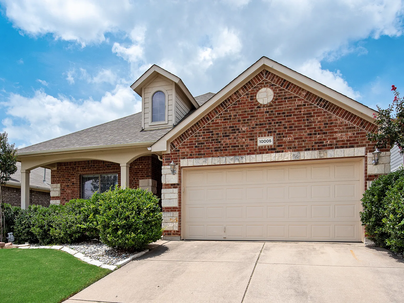 3 bed, 2.5 bath, 2441 sqft, $2,699 — Photo 4