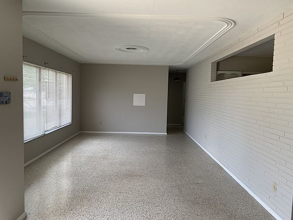 4th image of 1327 Dixie Ln S