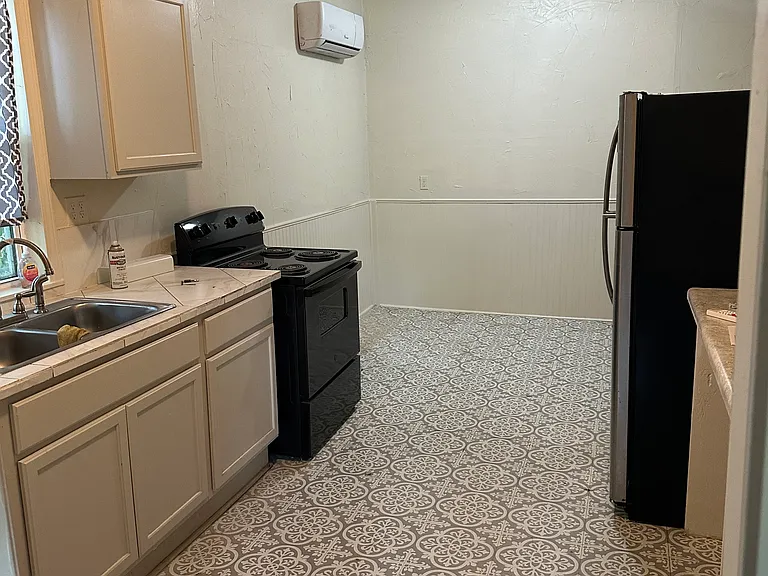 404 E Oak St — Photo 18