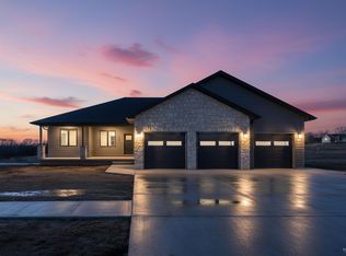 1905 Arbor Ln, Wamego, KS 66547