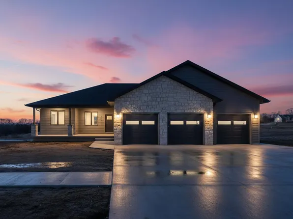 1905 Arbor Ln, Wamego, KS 66547