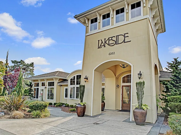 Lakeside Apartments — Photo 24