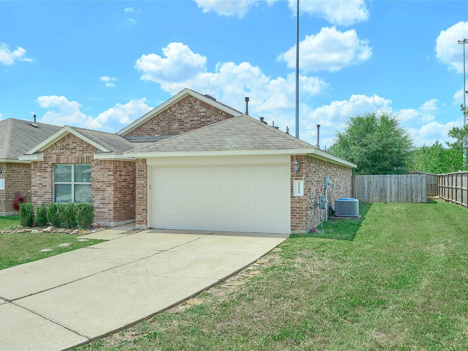 3 bed, 2.0 bath, 1499 sqft, $1,900 — Photo 2