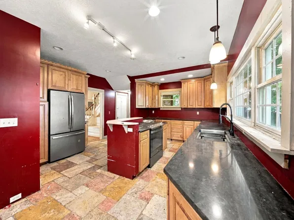 30 Myrtle Ave, Holyoke, MA 01040