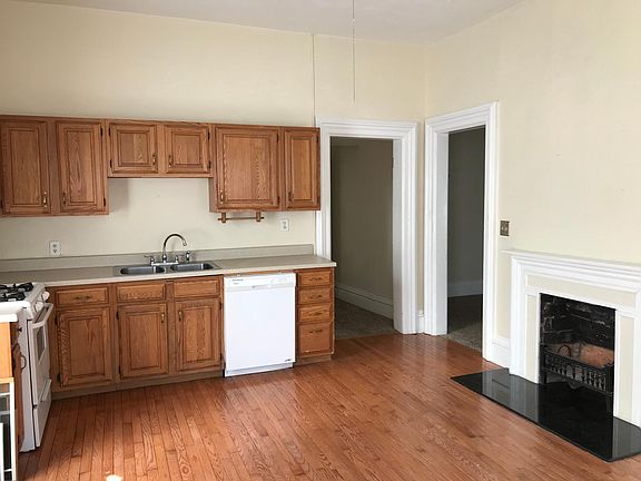 2nd image of 404 S Batavia Ave APT 1