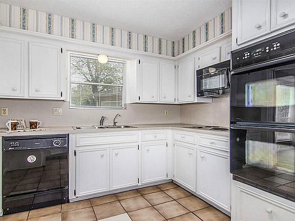 5th image of 518 Lorie Ln