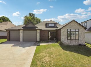4027 S Rolling Oaks Dr, Tulsa, OK 74107