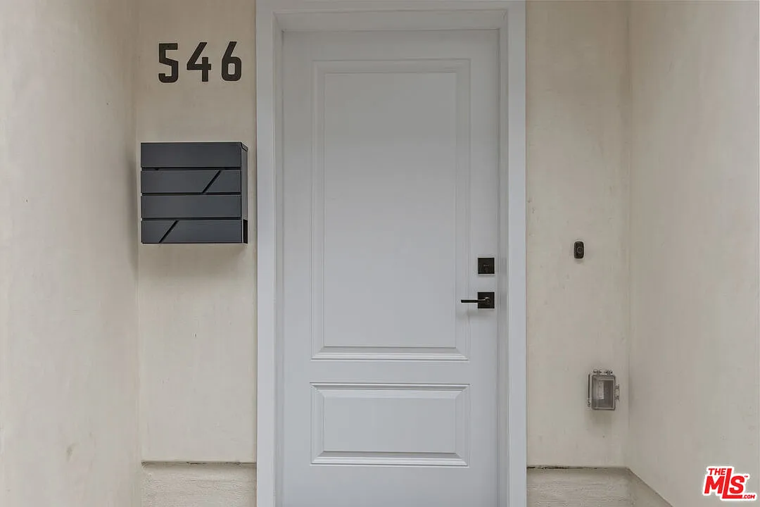 2 bed, 2.5 bath, 1300 sqft, $4,800 — Photo 1