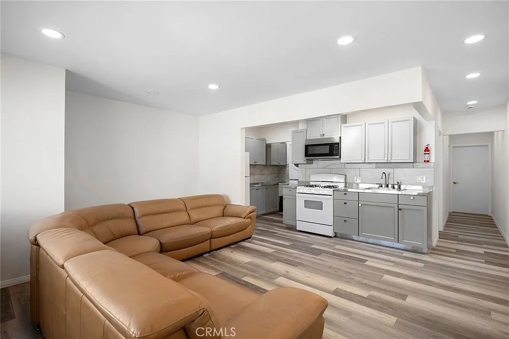 2 bed, 832 sqft, $2,800 — Photo 3