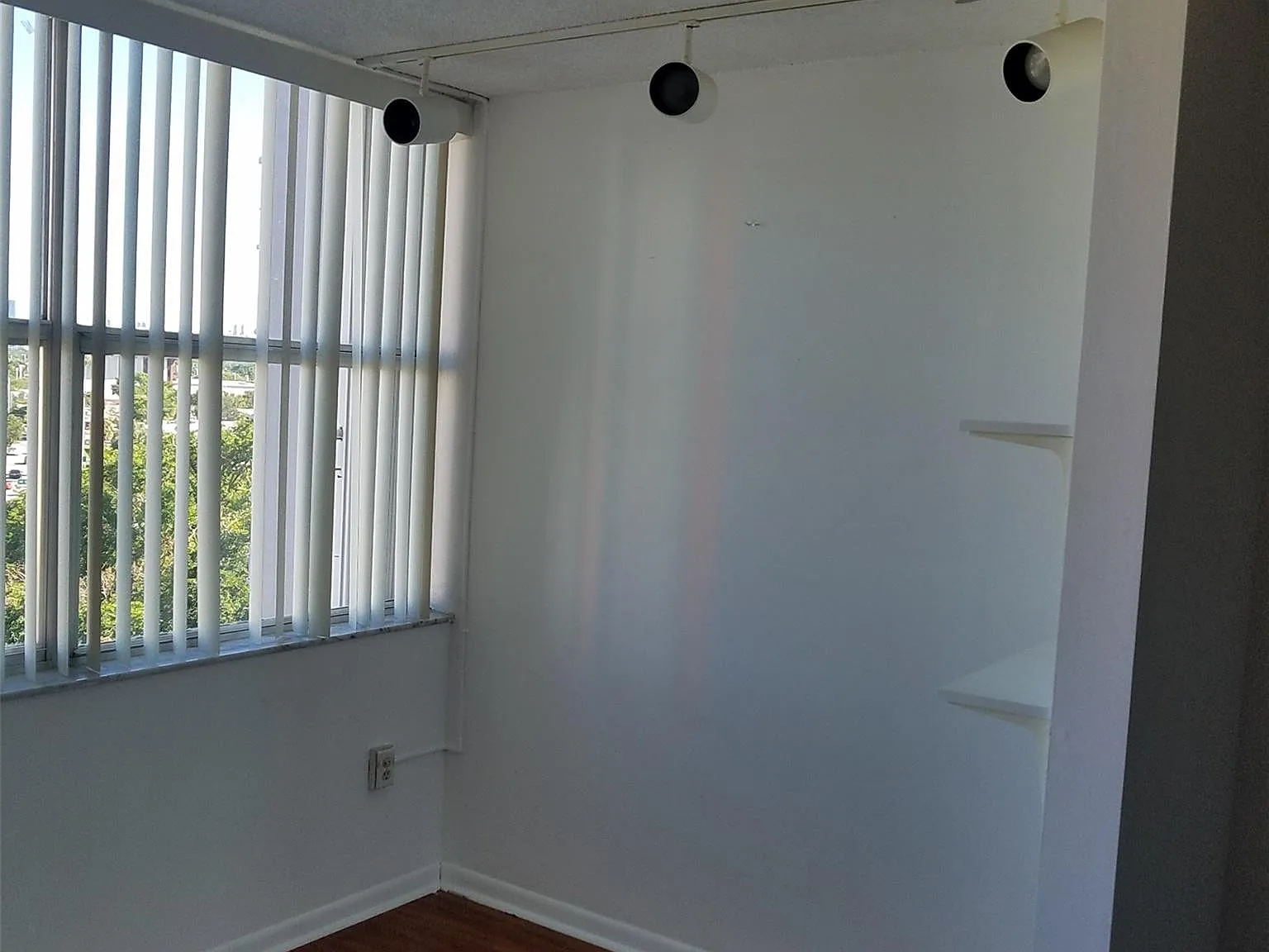 1 bed, 1.5 bath, 889 sqft, $1,650 — Photo 3