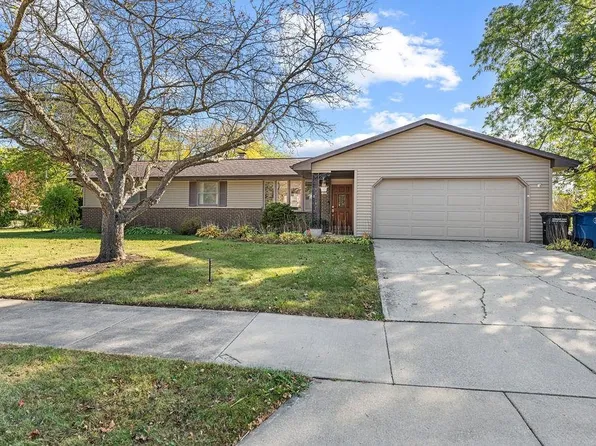 1295 Maricopa Dr, Oshkosh, WI 54904