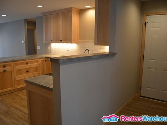 3rd image of 32 E Lake St APT 2