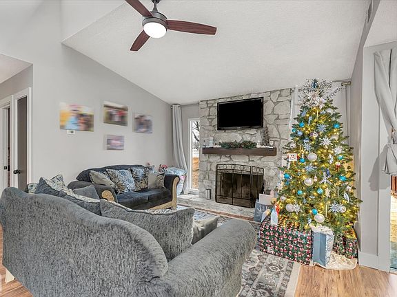 4th image of 1004 Rosemond Ave