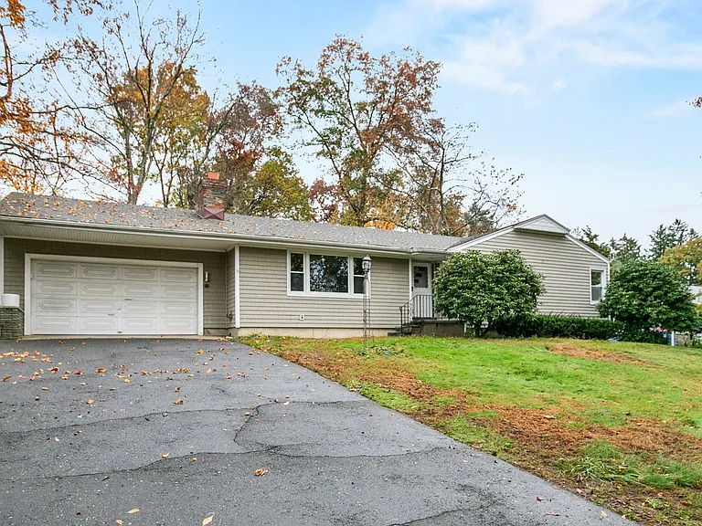 15 Glen Spring Dr — Photo 12