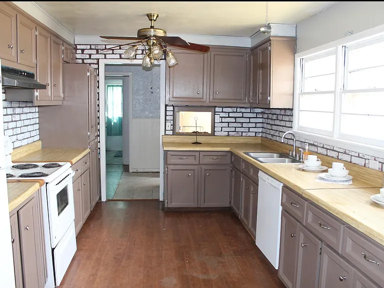 105 Moore Ave — Photo 3