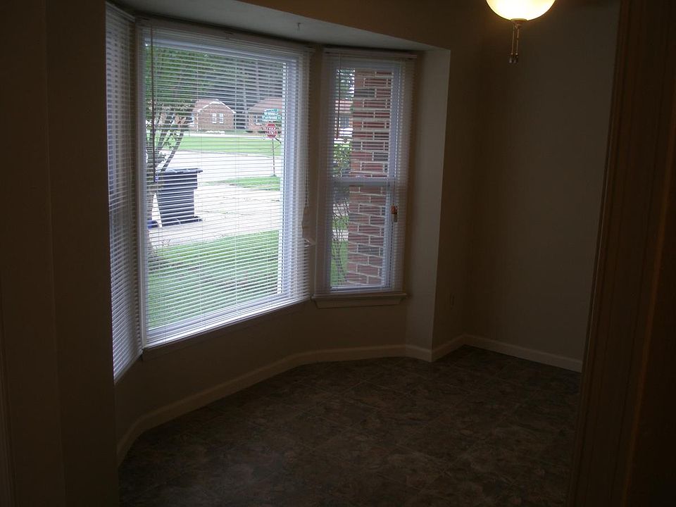 Dining Area W/Bay Window