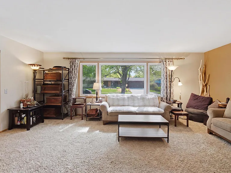 Living room, 5122 Marathon Drive