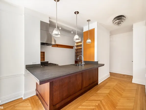 885 West End Avenue image 5 of 14