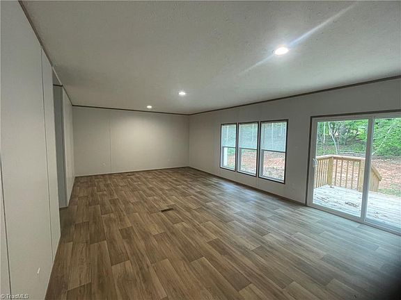 5th image of 152 Lester Dr
