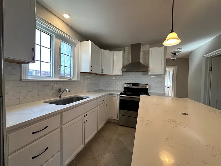 190 Highland Ave — Photo 2