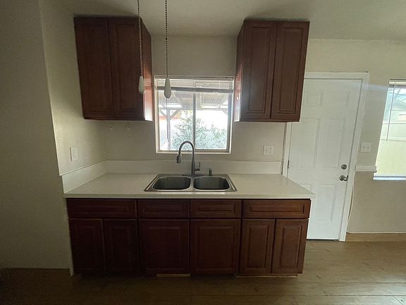 3rd image of 499 S Hewitt St
