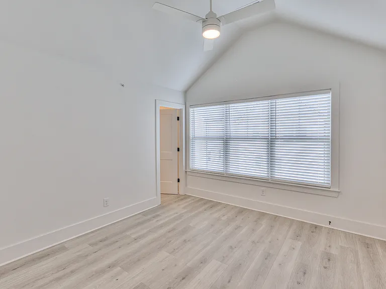 1589 Residences — Photo 25