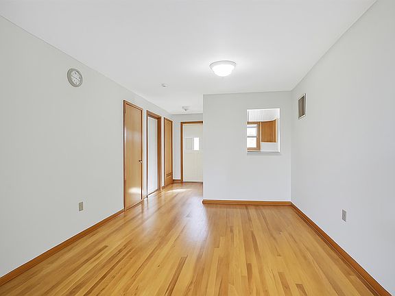 5th image of 210 Pavonia Ave