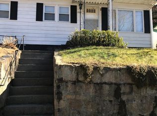 1075 Granada St, Grundy, VA 24614