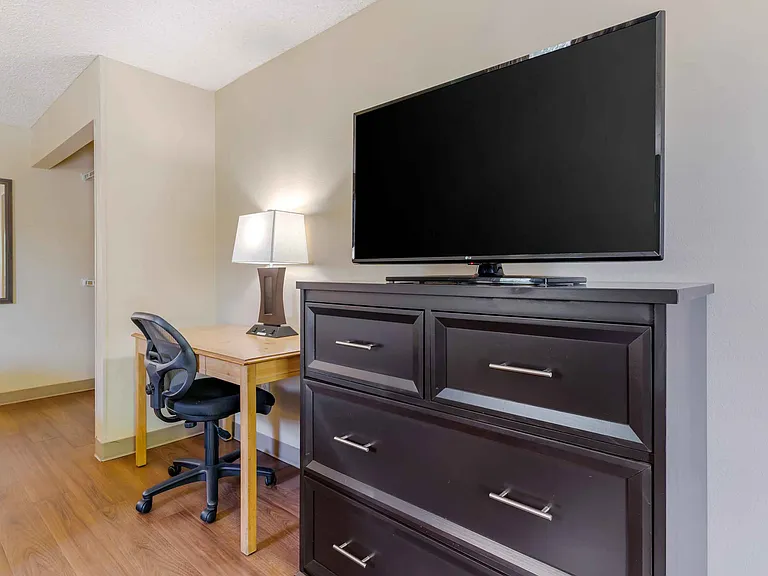 Deluxe Studio - 1 King Bed