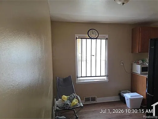 3 bed, 819 sqft, $1,300 — Photo 3