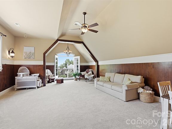 4th image of 161 Cape Cod Way