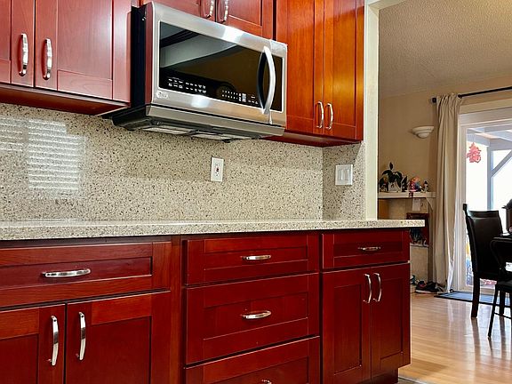 5th image of 904 W Olive Ave