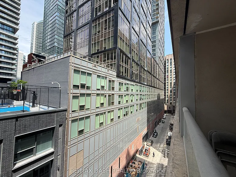 270 Wellington St W #802 — Photo 31