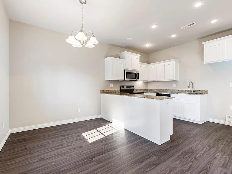 842 Baker St NW — Photo 3