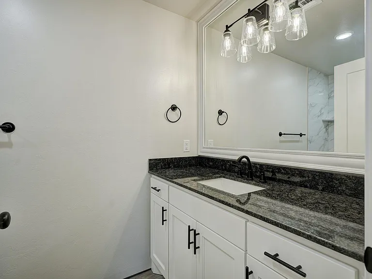 213 W Thatcher St — Photo 10