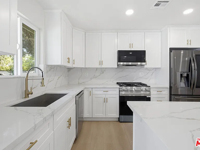 1832 N Summit Ave — Photo 7