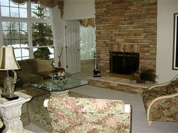 3rd image of 394 W Glengary Cir