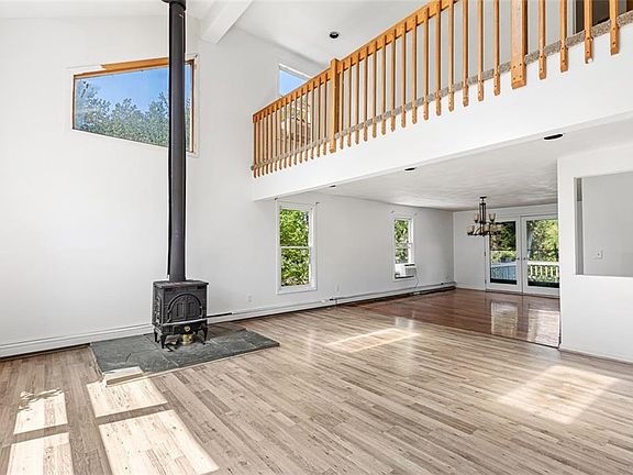 4th image of 8 Ashley Dr