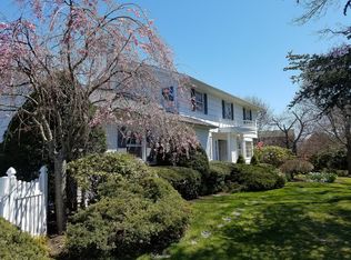 9 Magoun Rd, West Islip, NY 11795