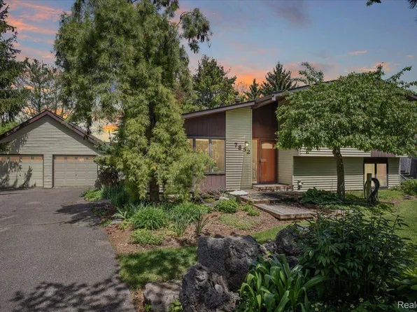 7852 Jennifer Agnes Ave, Waterford, MI 48329